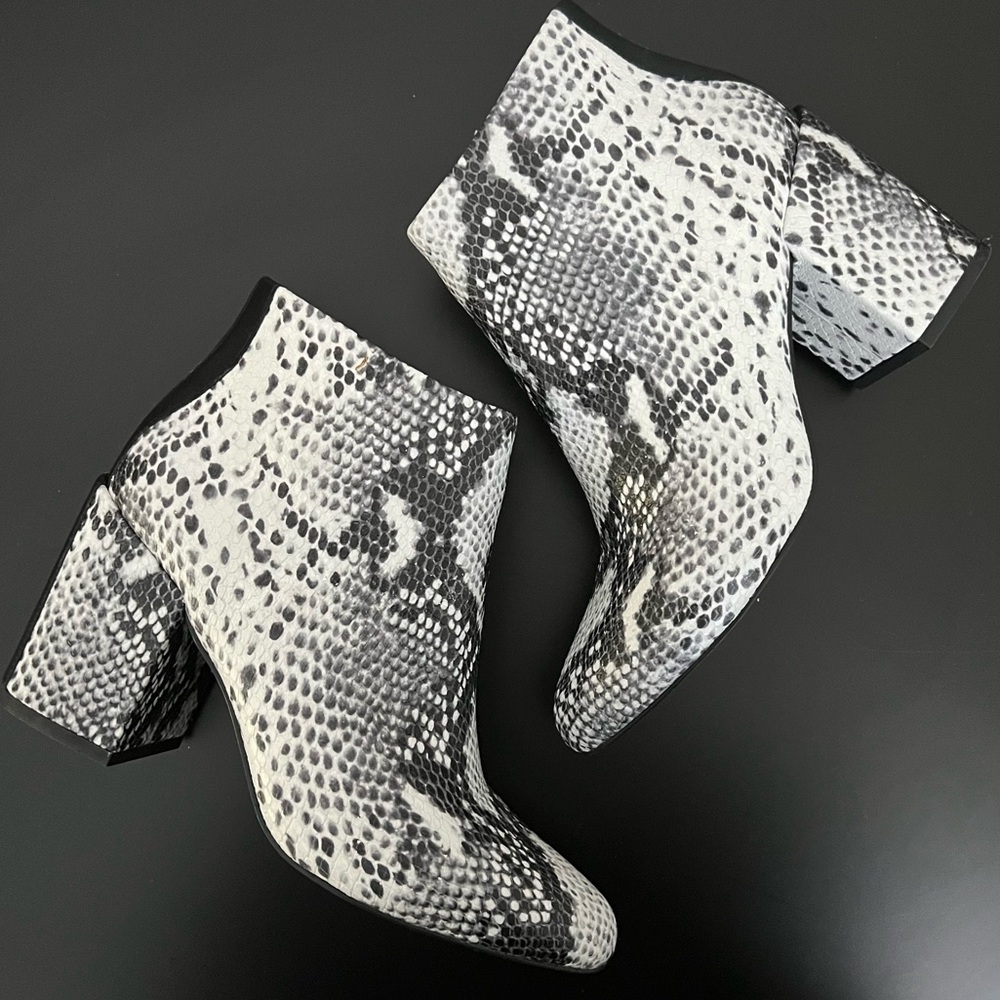 SENSO JENSEN II SNAKESKIN ANKLE BOOTS